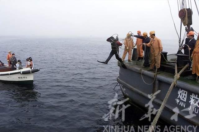 居民出海神秘發(fā)現(xiàn)，疑似水雷重物兩人難以抬動